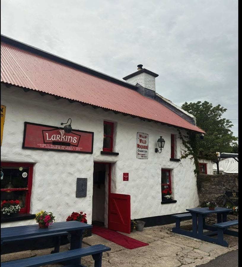 Larkins pub, Garrykennedy